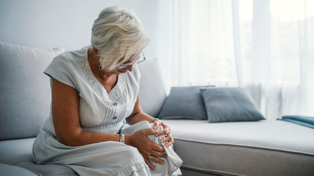 Older women experiencing knee pain