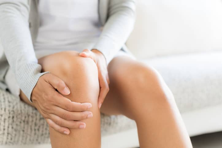 A women having knee pain